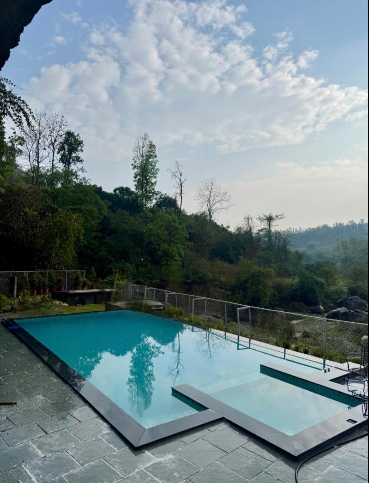 Saraiville- Luxury Riverside Cottages 德拉敦 外观 照片